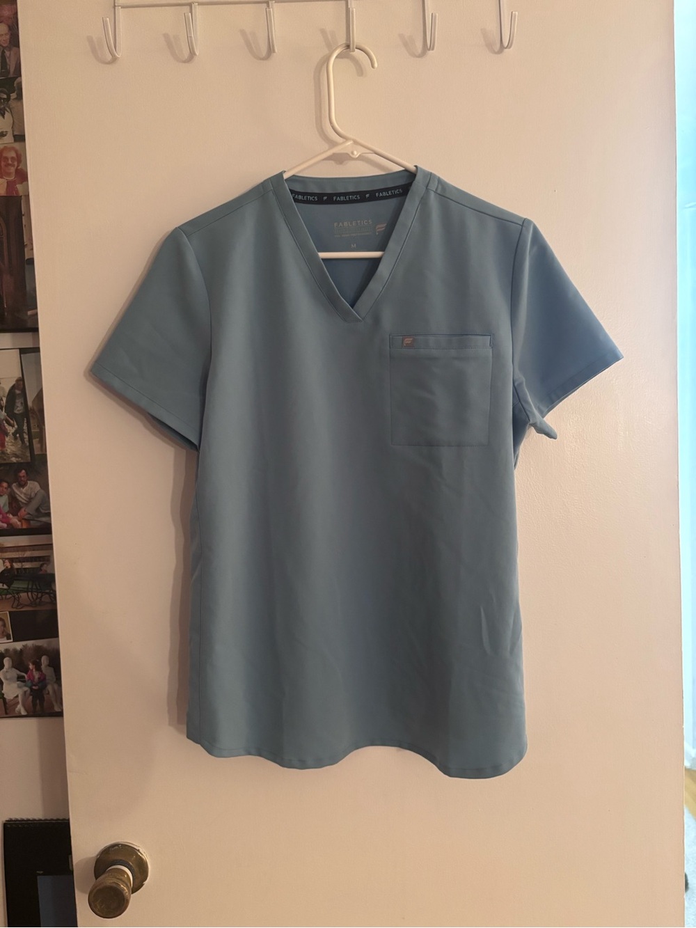 Fabletics Women’s One Pocket Scrub Top in Wave Size M